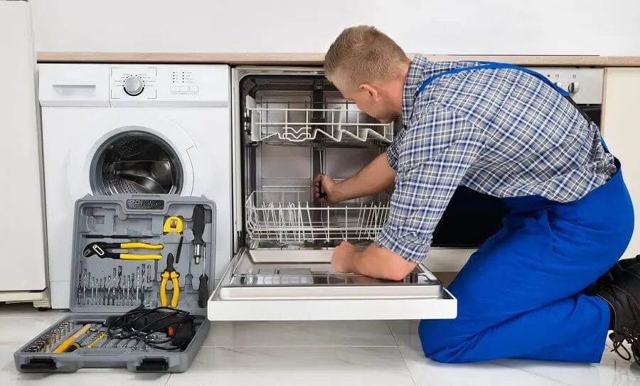 Akyazı Liebherr servisi teknisyen ekibi beyaz eşya tamiri yaparken